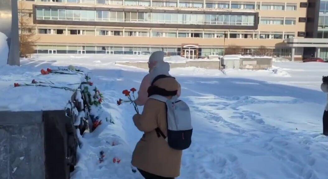 Возложение цветов 10 февраля. Фото: телеграм-канал «Путь домой»