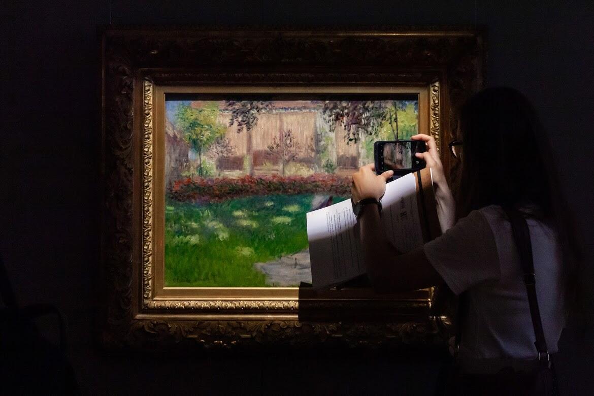 Клод Моне «Женщина, сидящая в саду», 1876. Фото: Игорь Брук / It's My City