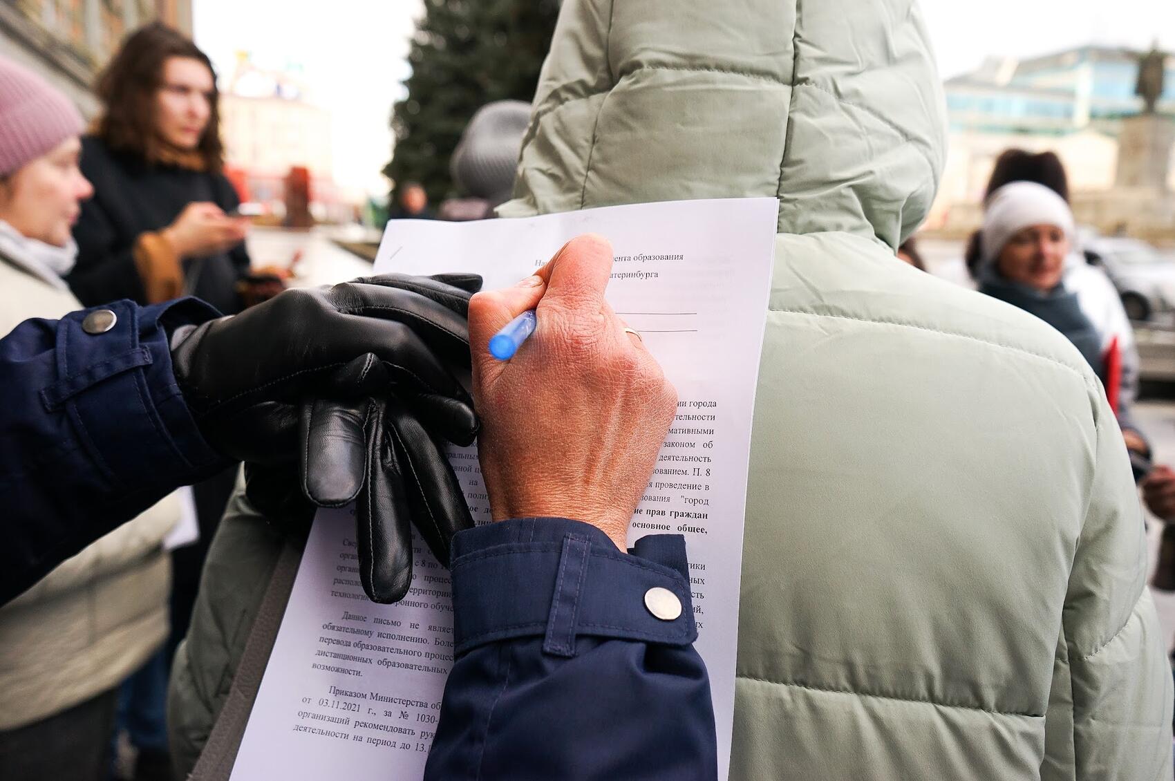 Обращения подписывали в полевых условиях. Фото: Арина Томашова / It's My City