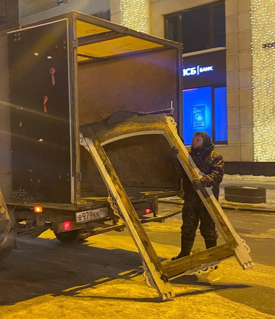 Рабочий грузит наличник /  Фото предоставлено Любовью Дегтевой