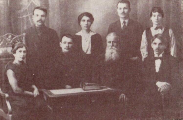 Анна Бычкова (в центре) среди членов правления Союза металлистов, 1918 год