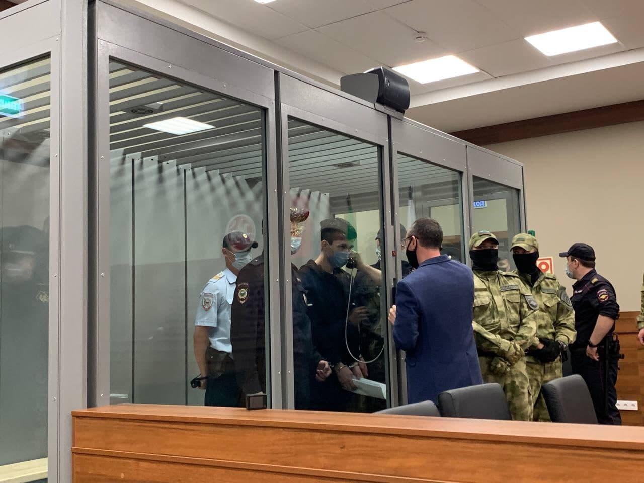 Галявиев общается с адвокатом через телефонную трубку. Фото: Новая газета