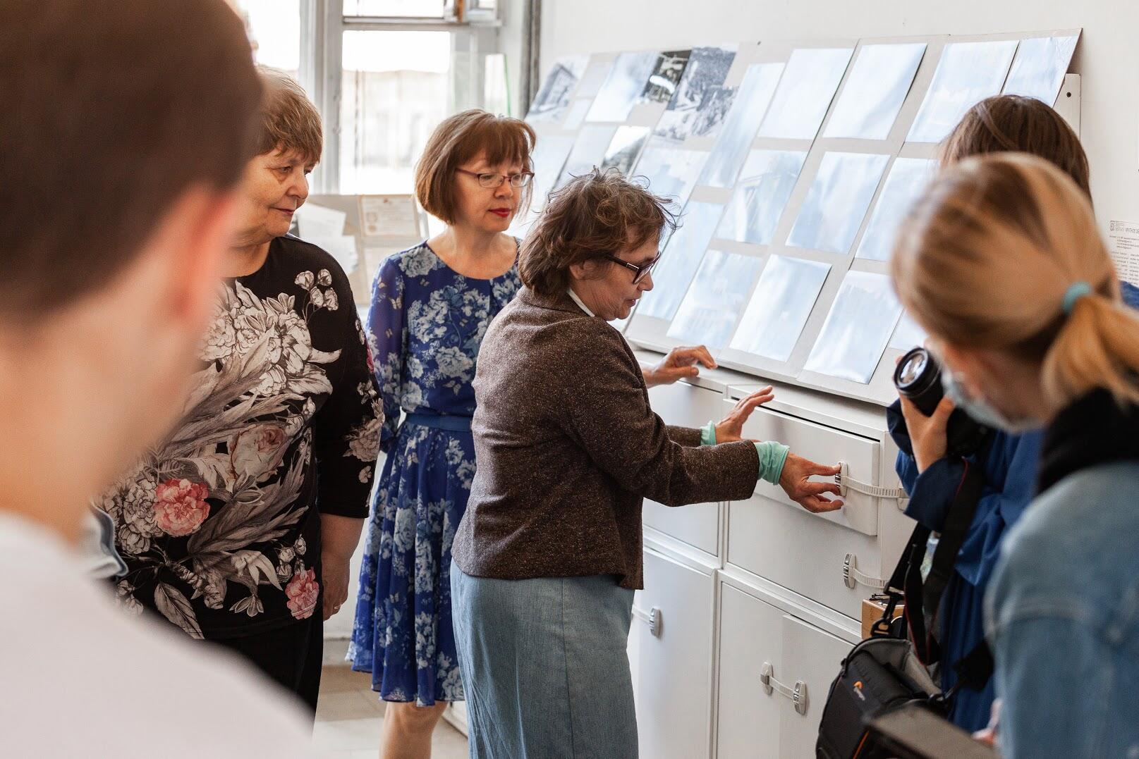 Координатор «Реальной Истории» Марина Сахарова открывает стеллажи с экспонатами, которые можно трогать и изучать. Фото: Игорь Брук / It's My City