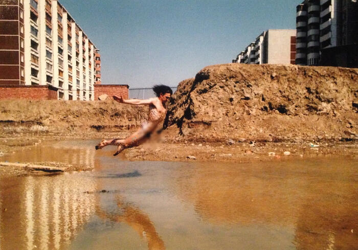 Большое внимание СМИ привлек перформанс Александра Голиздрина «Свадьба Ихтиандра» во время которого обнаженный художник совокуплялся с рыбами в заброшенном карьере. Фото: artguide.com