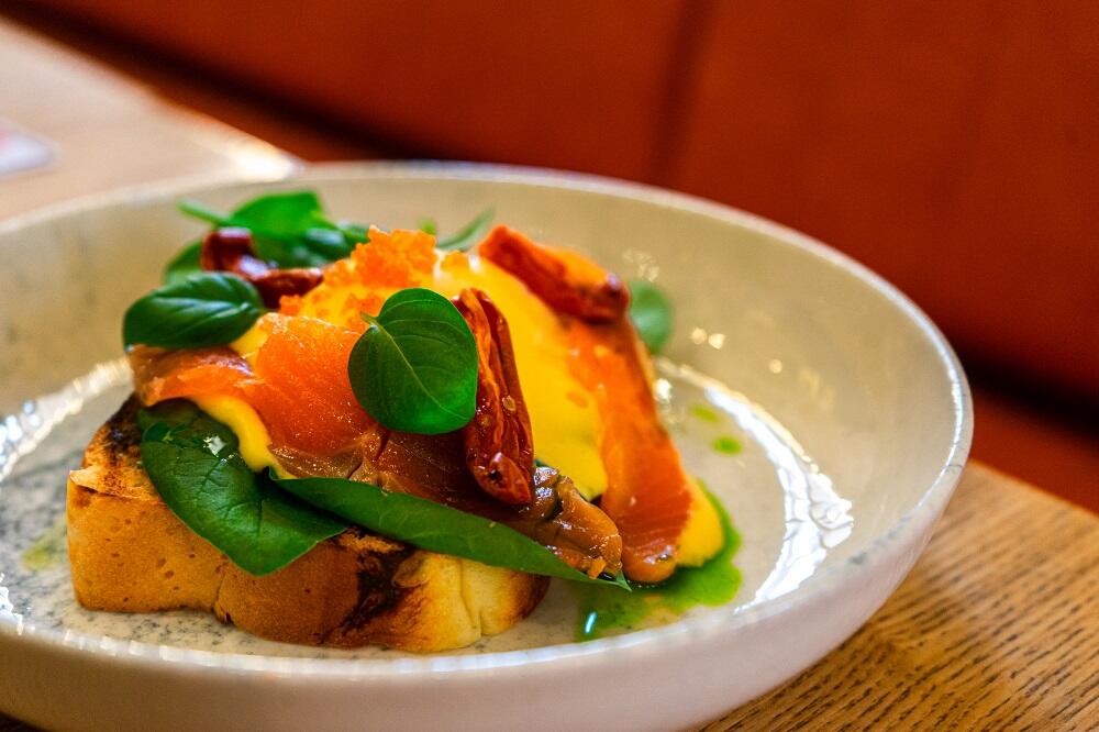 Бенедикт со слабосолёной сёмгой. Фото: Арина Томашова / It's My City