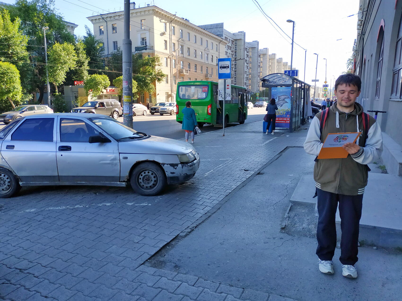 Активист проекта Александр Багно считает пешеходов. Фото: «Городские проекты»