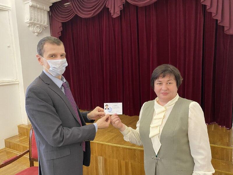 Татьяна Вяткина получает удостоверение депутата. Фото: региональное отделение «Единой России»