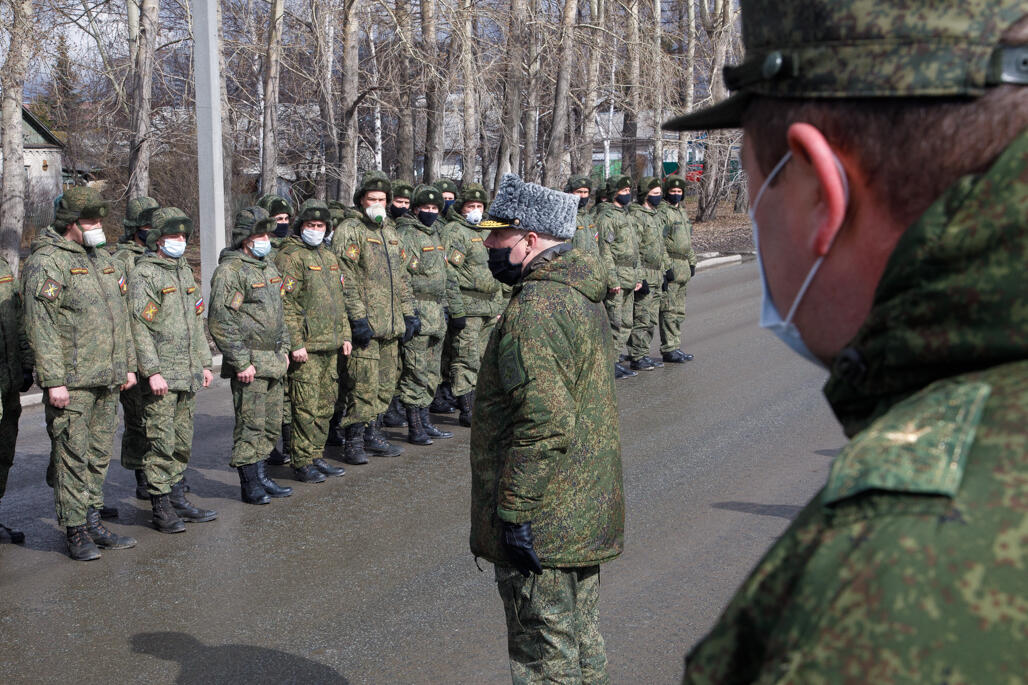 Военнослужащий 6. Военное обмундирование. Военнослужащий фон. Зимнее обмундирование мобилизация. Зимняя одежда для мобилизации.