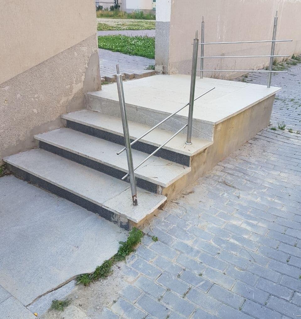 Усевшая лестница. Фото: Юрий Калеми