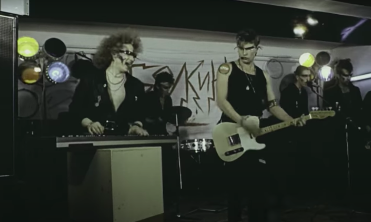 Сцена из фильма А.Балабанова «У меня нет друга», снятые в студенческом клубе в особняке на Толмачева. Фото: скриншот видео