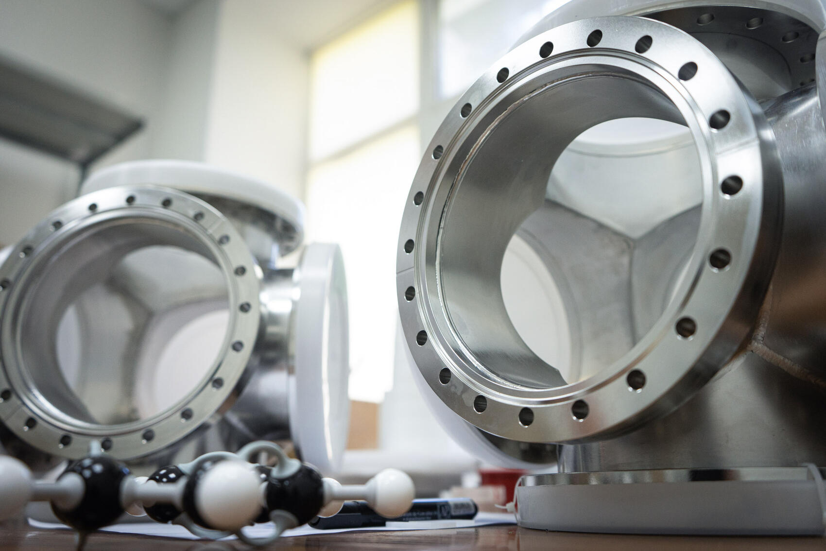 Чтобы выкачать весь воздух из подобных камер объемом в пять литров, требуется трое суток. Фото: Арина Томашова / It's My City