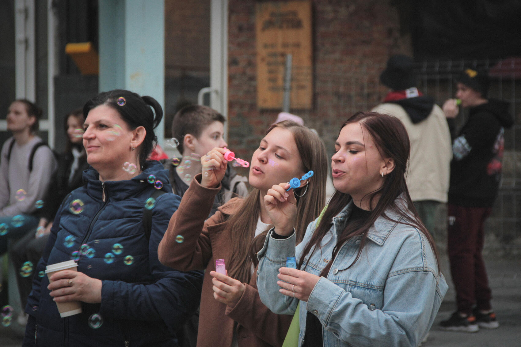 Уютный двор «Дома печати». Тут выступали популярные екатеринбургские группы «внимание брусника!» и «Сова». Фото: Владимир Пислигин / It's My City