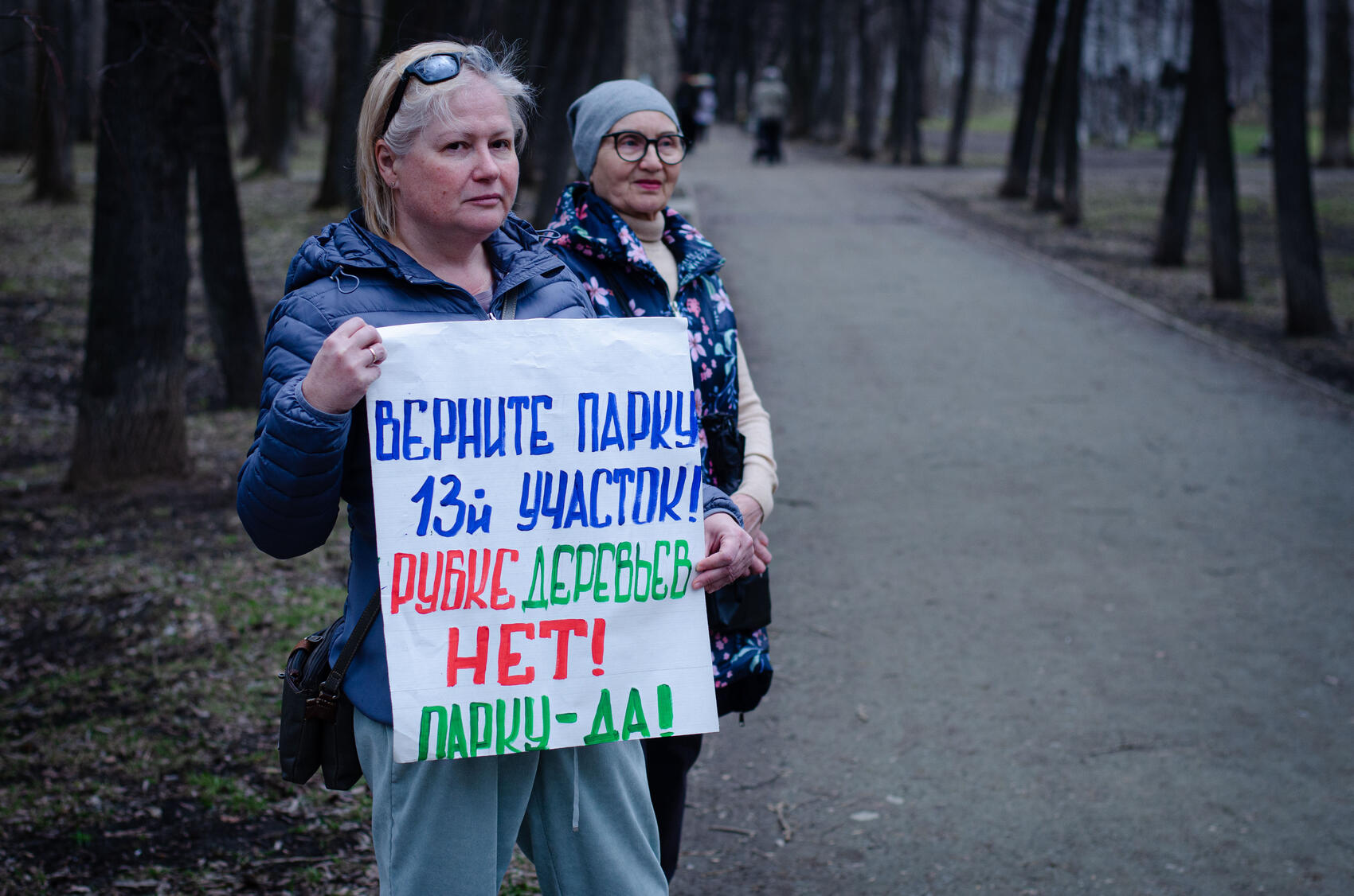Парк 50-летия ВЛКСМ — единственное место, где журналистов, приехавших на пресс-тур, ждали местные жители. Фото: Евгения Кобеева / It’s My City