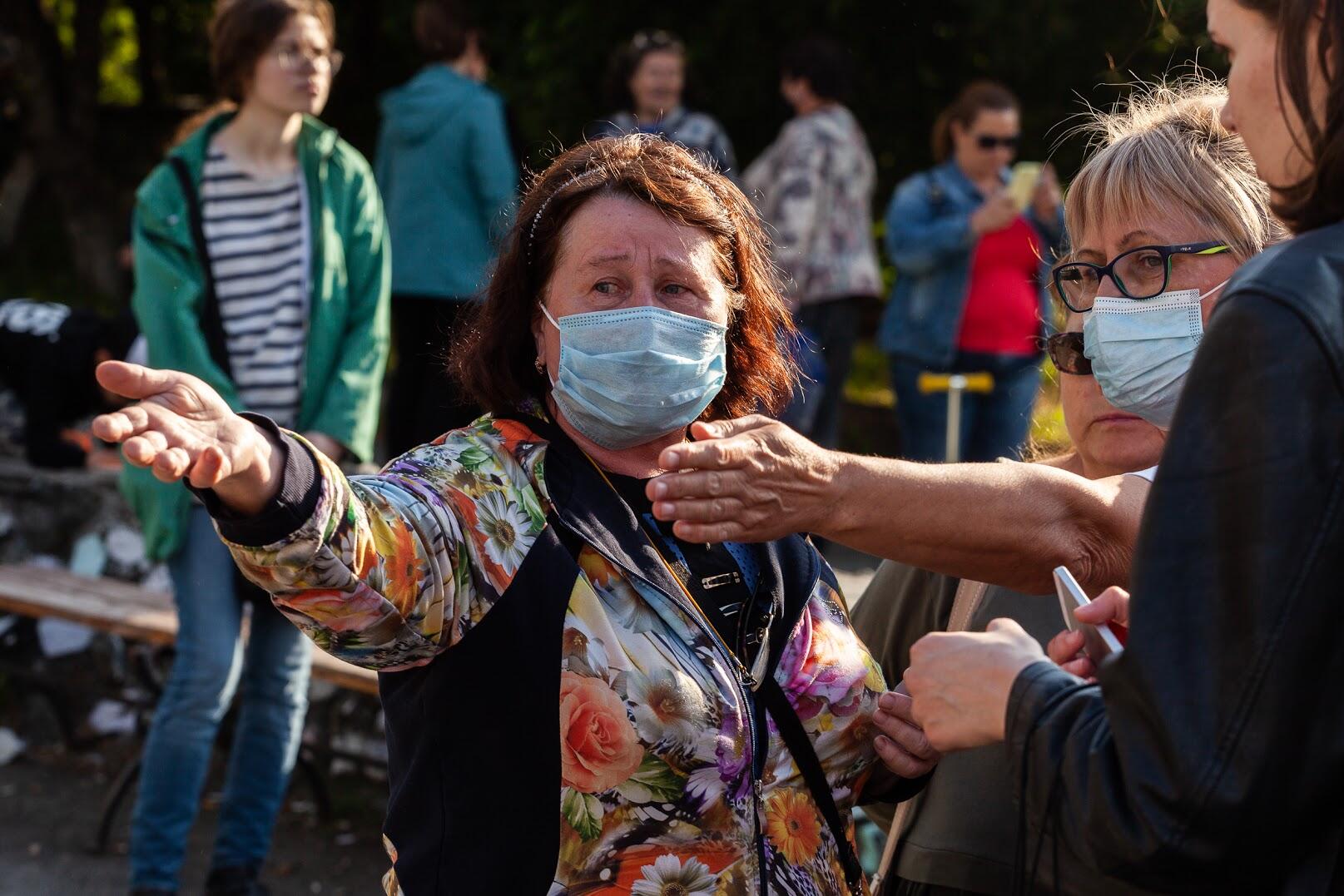 Надежда Аркадьевна и Наталья Федоровна показывают место, где хотели бы зону для пенсионеров. Фото: Игорь Брук / It's My City