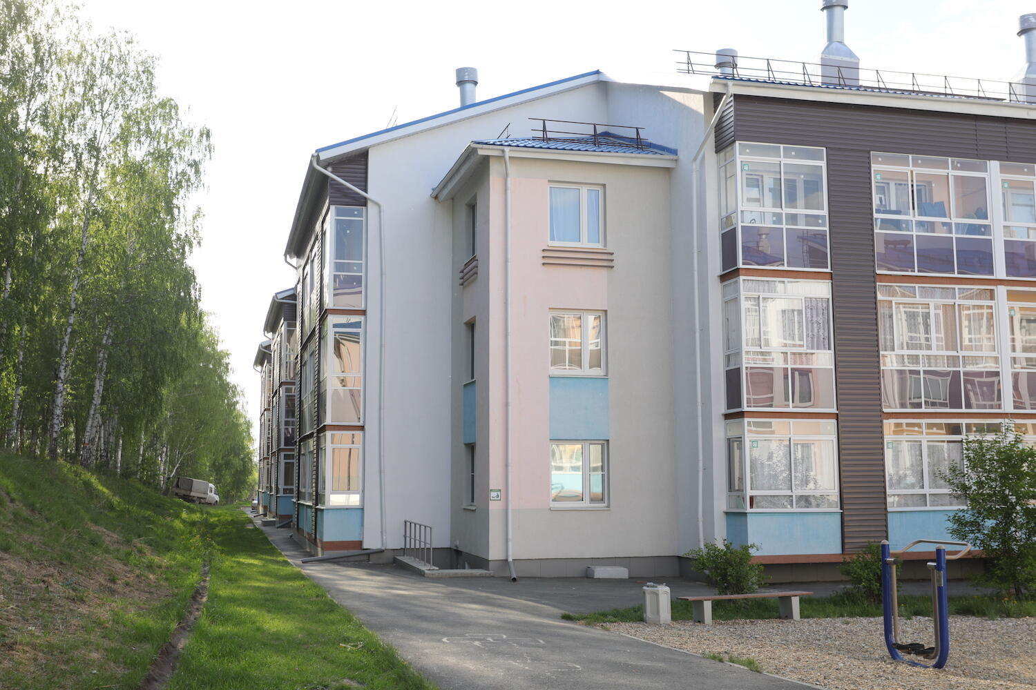 Дом на терновом переулке 8/3, за грузовиком — морские контейнеры. Фото: Марина Молдавская / It's My City