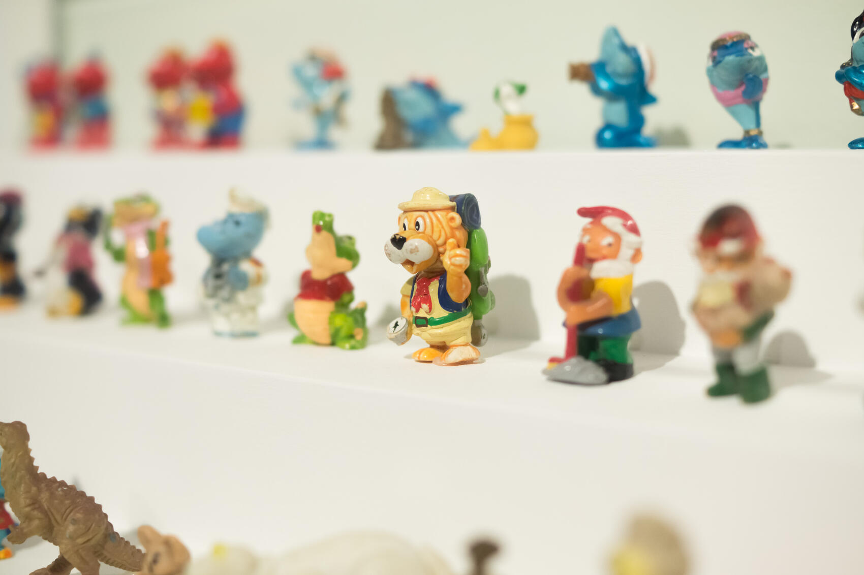 Слабость детей из 1990-х и начала 2000-х – игрушки из «Киндер Сюрприза». Бегемотики, дракончики, акулы, гномы, пингвины... Возможно, на выставке вы сможете найти ту фигурку, которая была у вас. Фото: Елена Елизарова / It's My City