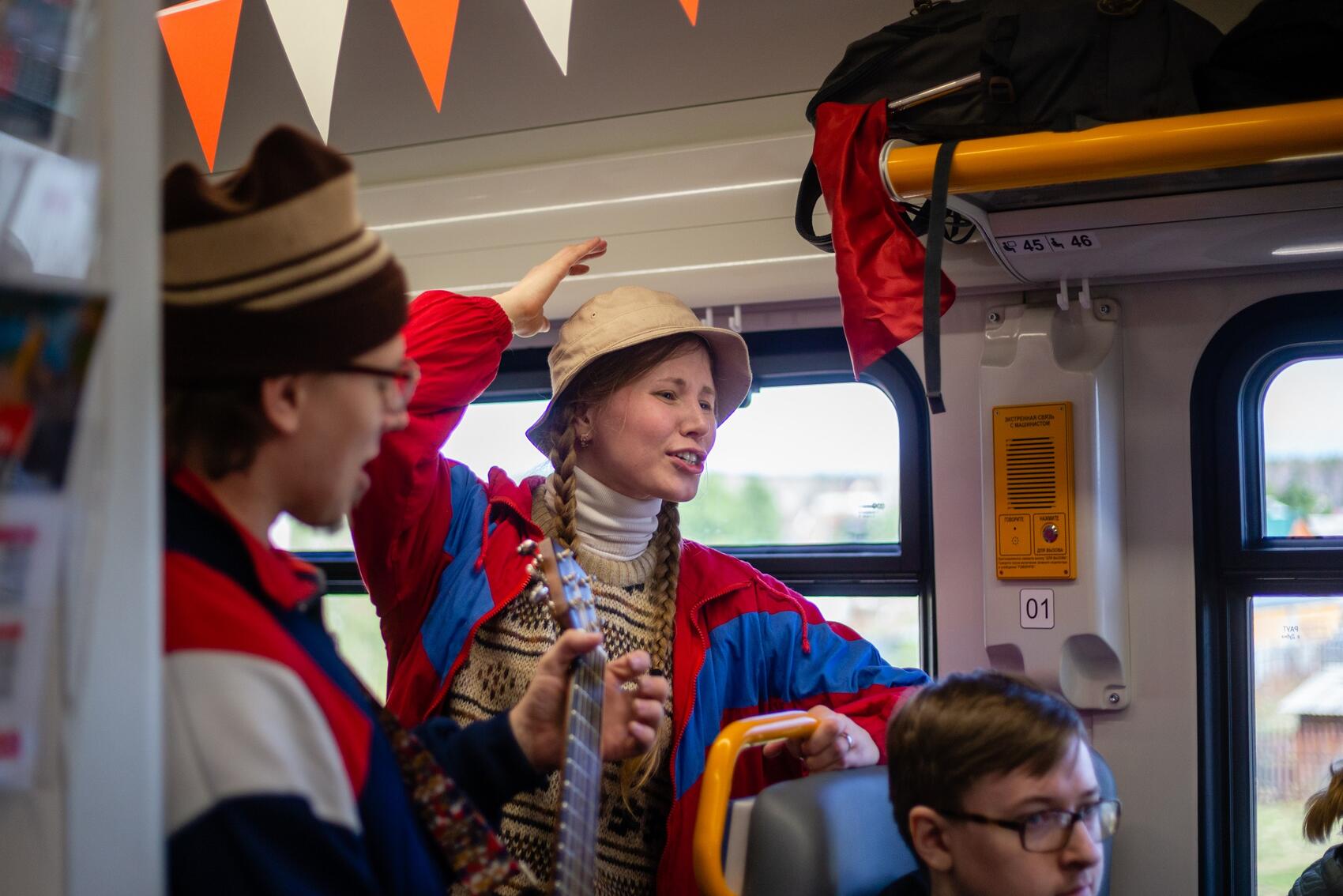 В пути нас развлекали музыканты, замаскировавшиеся под советских туристов. Фото: Илья Вага / It's My City