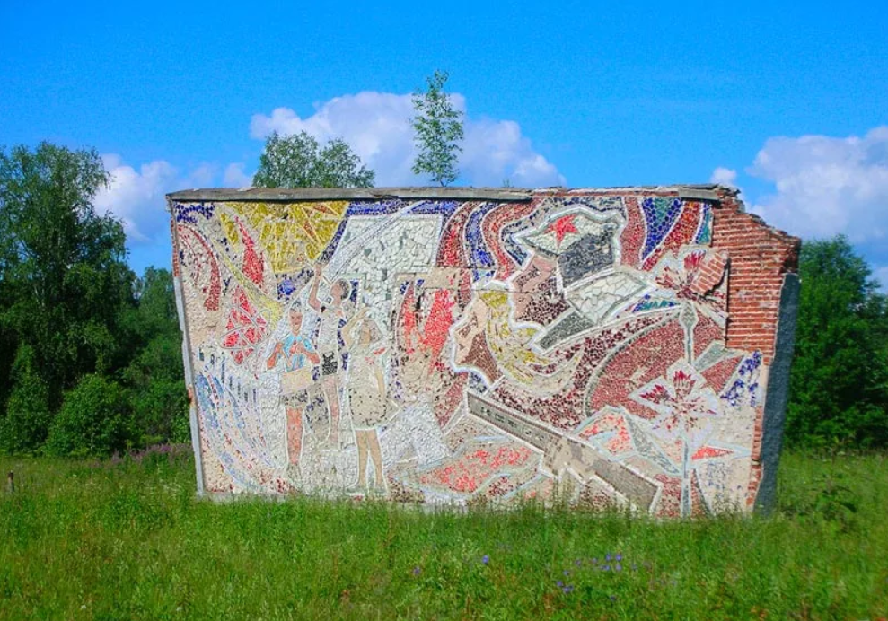 Уцелевшая стена лагеря с мозаикой художниц. Фото: портал 1723.ru