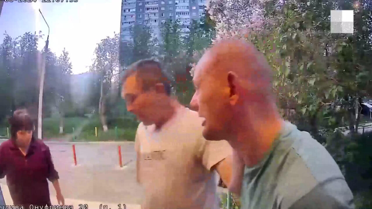 Пострадавший (справа). Скриншот из E1.ru