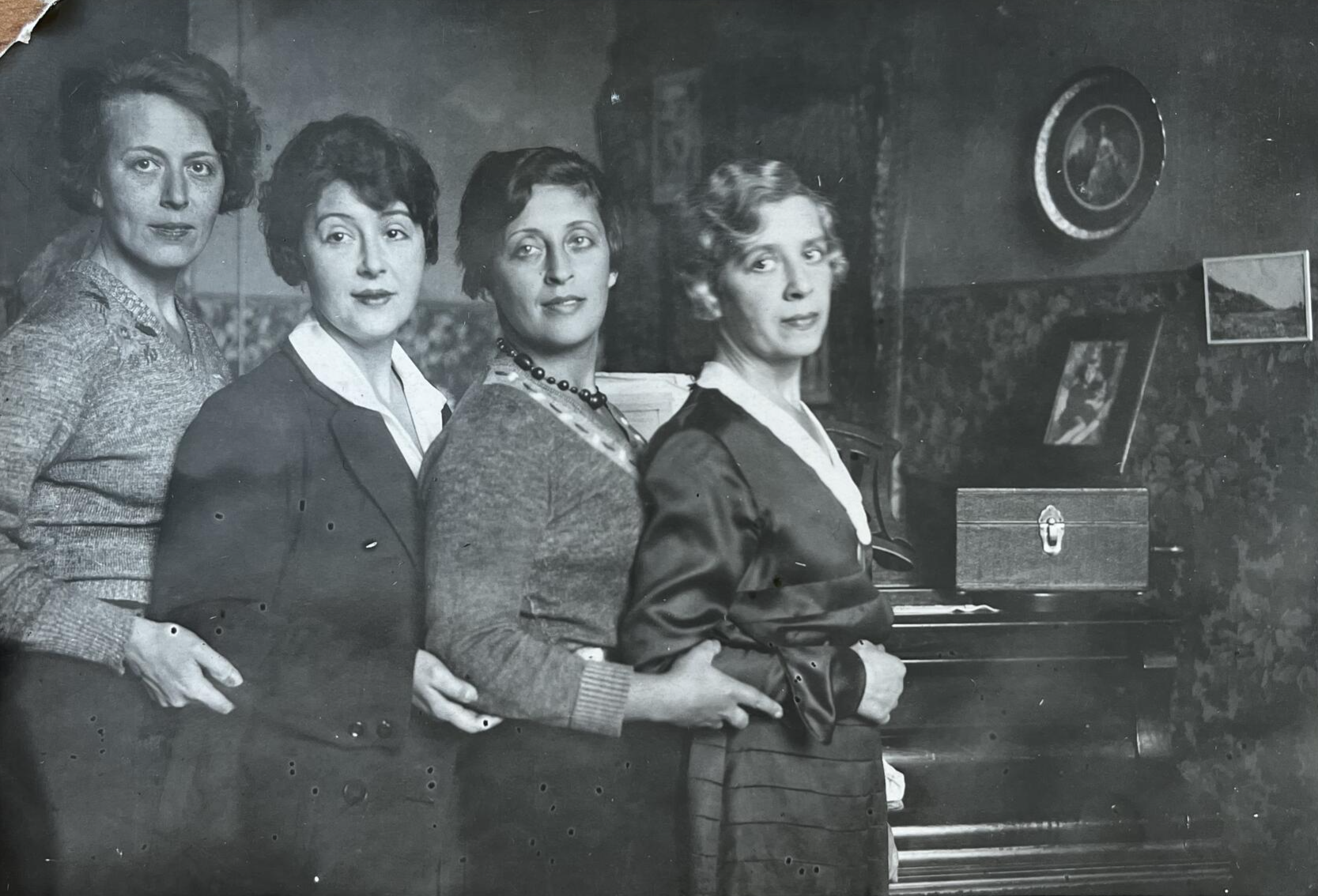 Сестры: Надежда, Вера, Любовь, София Лернер. Вторая половина 1930-х годов.