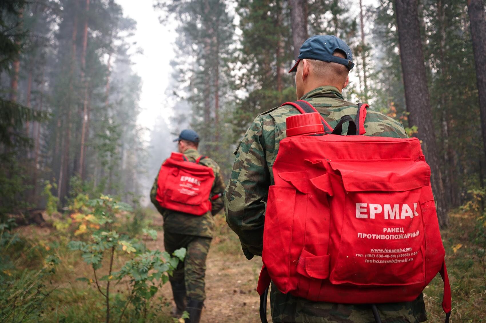 Спасатели с противопожарными ранцами. Фото: Арина Томашова / It's My City