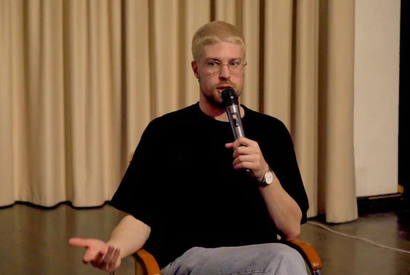 Лев Владов выступает на «Делай-форуме». Фото: Фонд городских инициатив