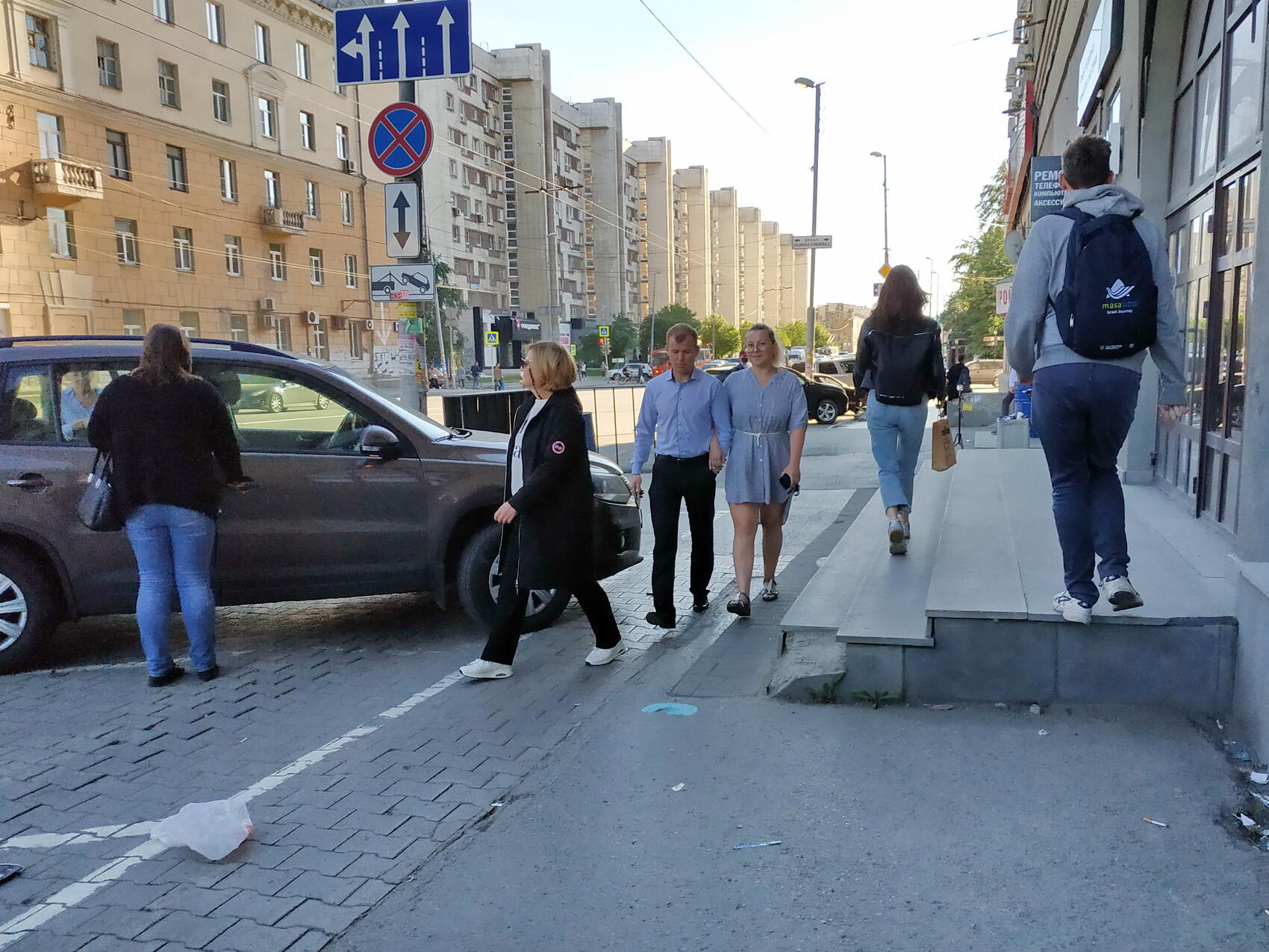 Пешеходы обходят парковку. Фото: «Городские проекты»