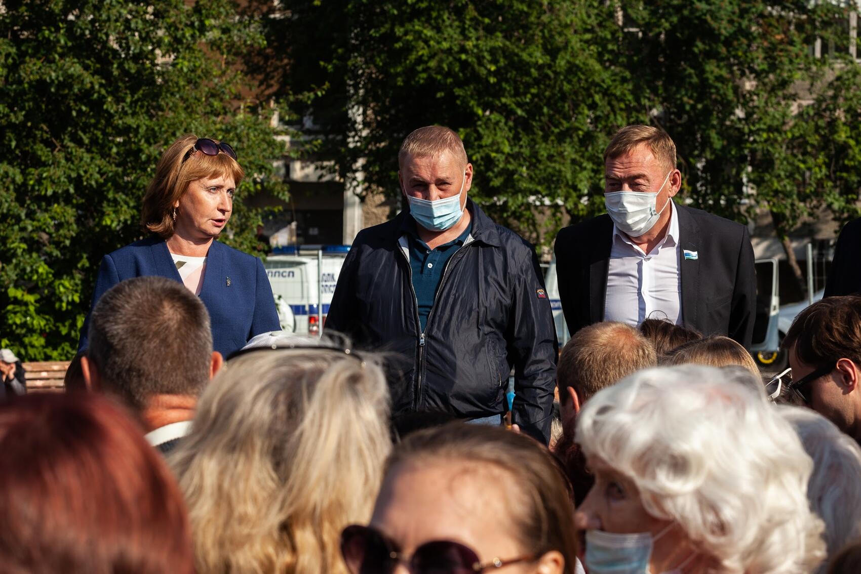 Тамара Благодаткова, Андрей Альшевских и Валентин Лаппо выступают перед жителями. Фото: Игорь Брук / It's My City