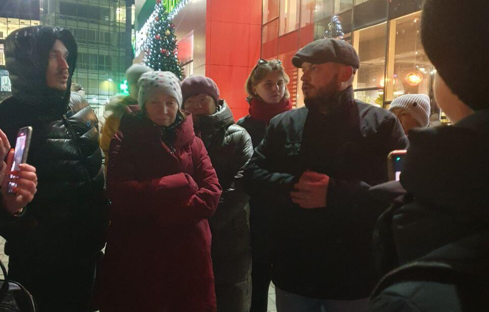 Жители Широкой Речки и депутат Киселев (в кепке). Фото: телеграм-канал Веры Мангилевой