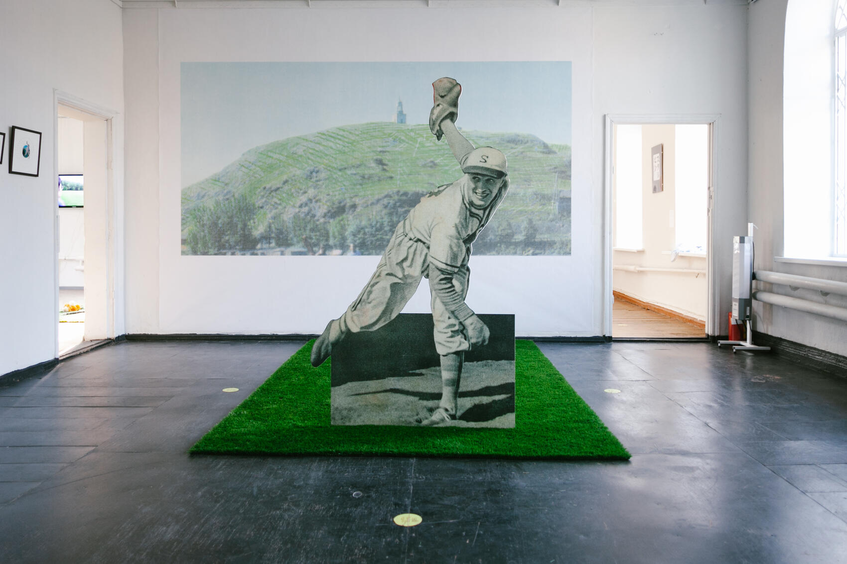 Экспозиция выставки «Сказ о том, как тагильский мальчик Виктор Старухин стал японским бейсболистом Виктором Старфином». Фото: Анна Марченкова