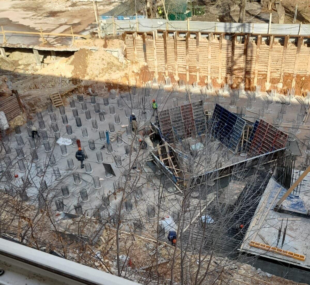 Строительная площадка на Советской в 2022 году. Строители забивают сваи для двухэтажного спортивного центра. Фото предоставлено авторами обращения