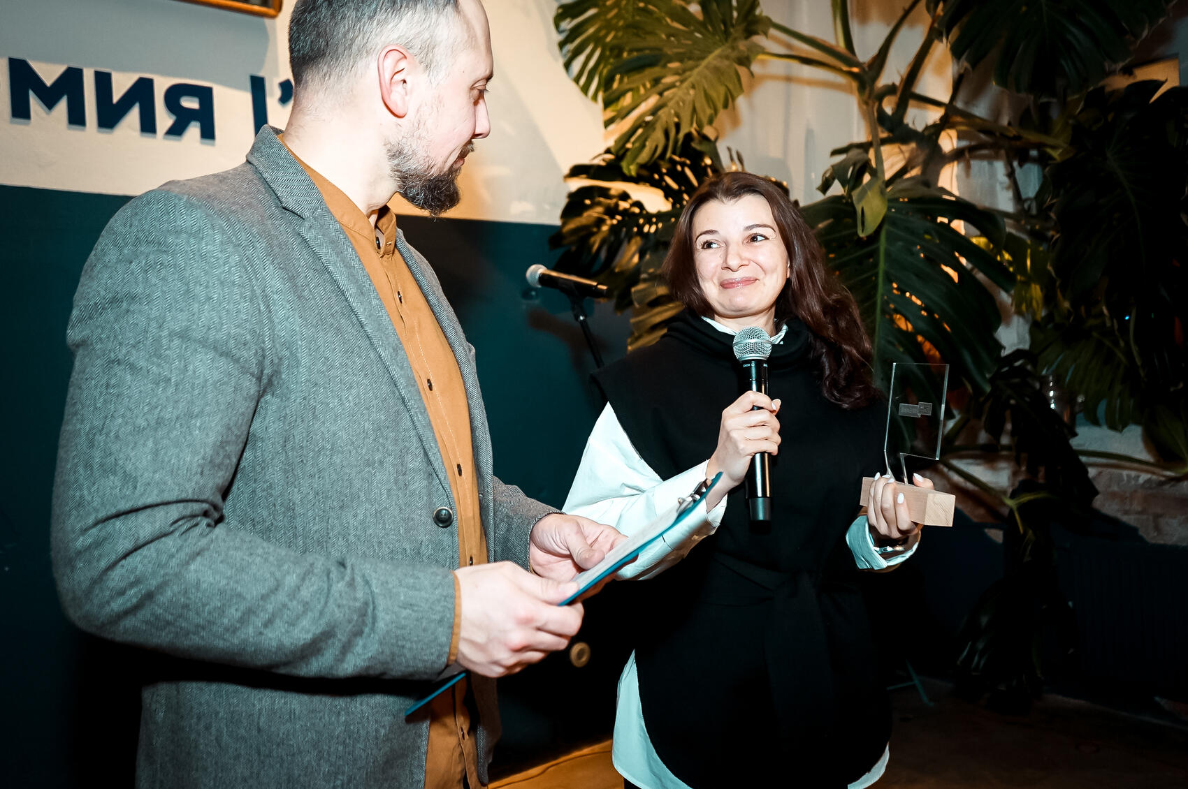 Ведущий церемонии Саша Цариков и помощник Евгения Ройзмана Лейла Гусейнова
