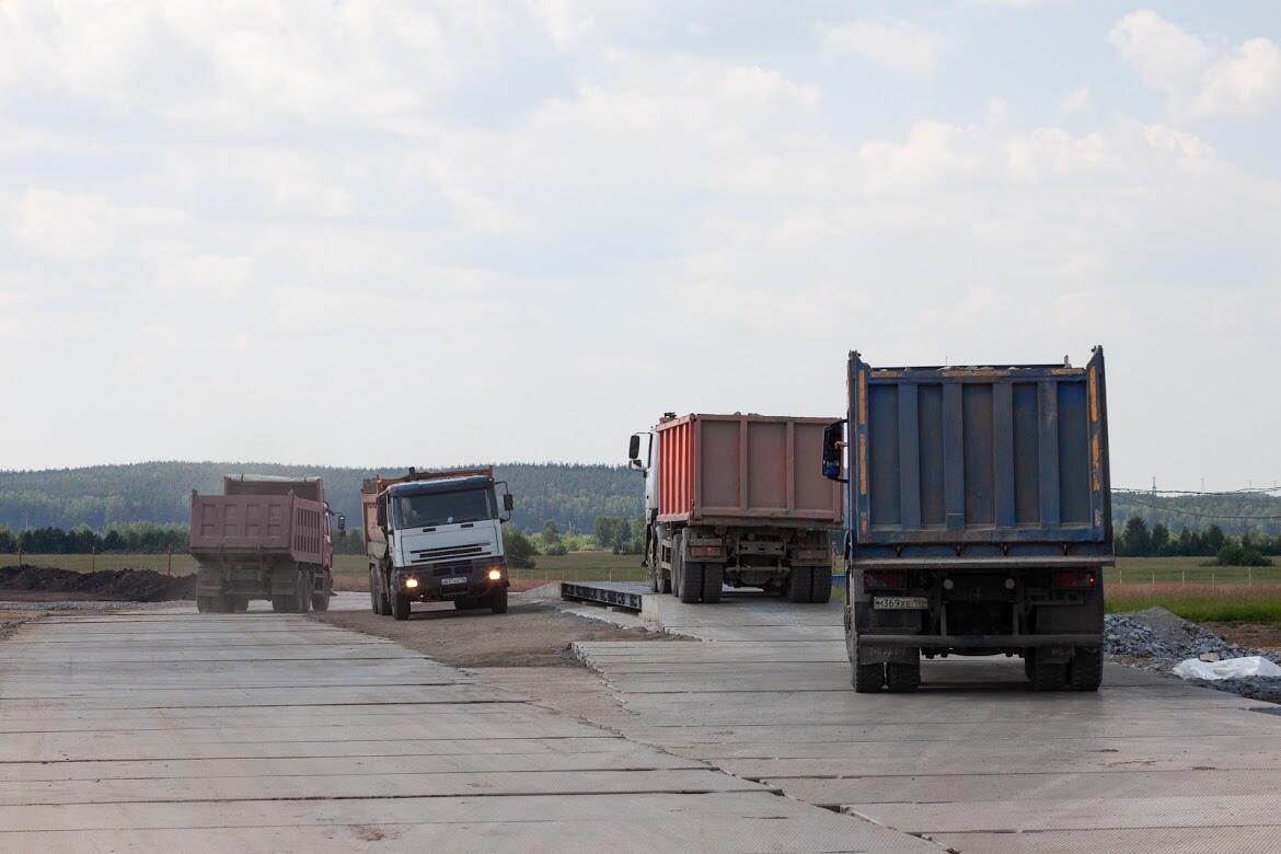 По словам местных жителей, в последнее время работы ведутся практически круглосуточно, через площадку курсируют десятки КамАЗов. Фото: Игорь Брук / It's My City