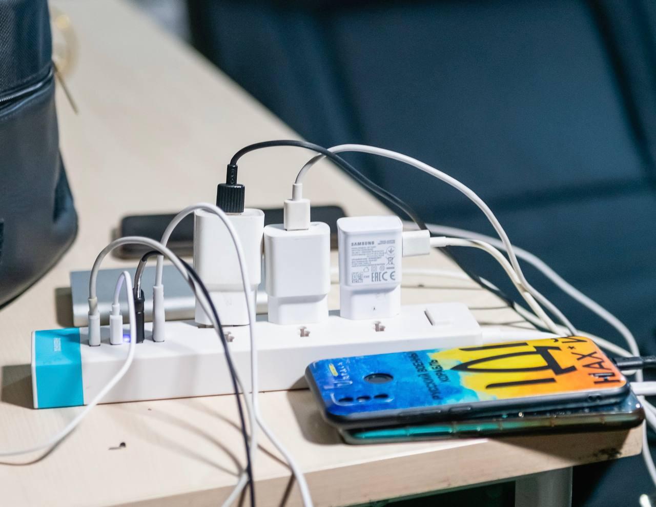 Пункт несокрушимости в Днепре, где во время отключения света можно согреться, зарядить гаджеты и пообщаться с другими горожанами. Фото: телеграм-канал Валентина Резниченко, руководителя Днепропетровской военной администрации