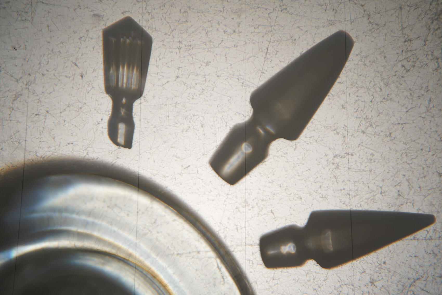 Для создания своей работы Евгения Никитина взяла пробки от стеклянных графинов, два из которых принадлежали ее матери. Фото: Елена Елизарова / It’s My City