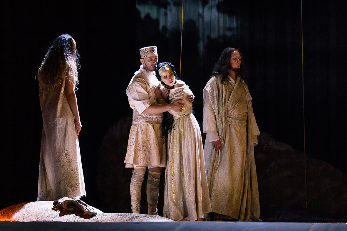 Измаил и Фенена (в центре). Фото: «Урал Опера Балет»