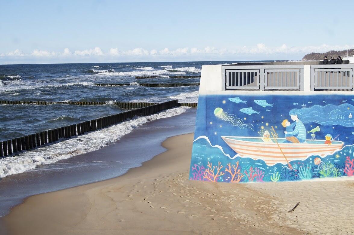 Волны здесь сильные, поэтому берег обрамляют волнорезы