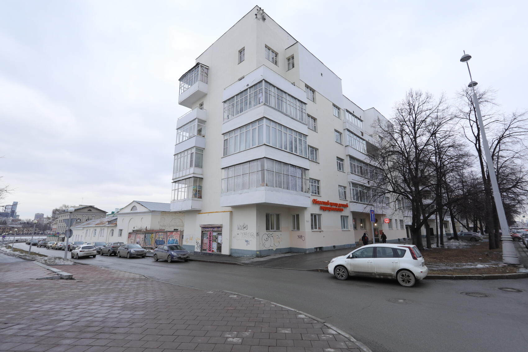 Это одна из лучших локаций в Екатеринбурге. По соседству — знаменитый сквер у Драмтеатра. Фото: Марина Молдавская / It's My City