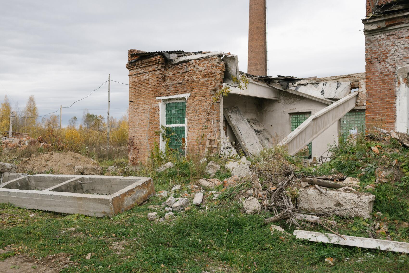 Руины гидролизного завода в Ивделе, где изготавливали этиловый спирт