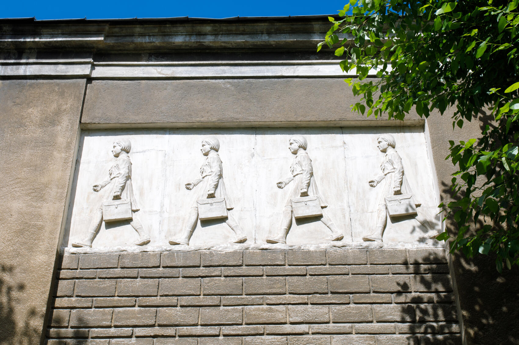 Уцелевшие барельефы школы №153