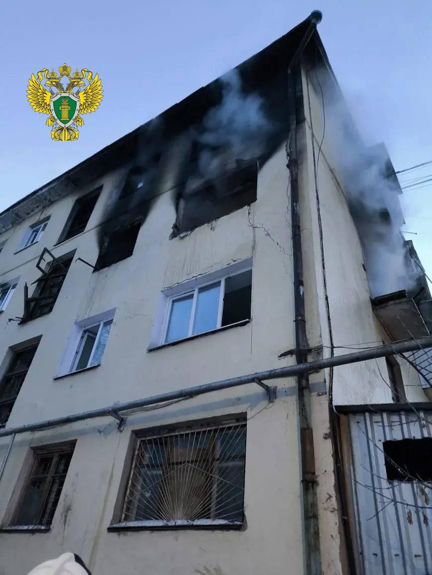 Взрыв газа в Первоуральске привел к пожару в трех квартирах жилого дома