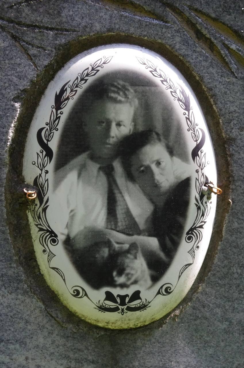 Могила Юрия и Анны Курочкиных