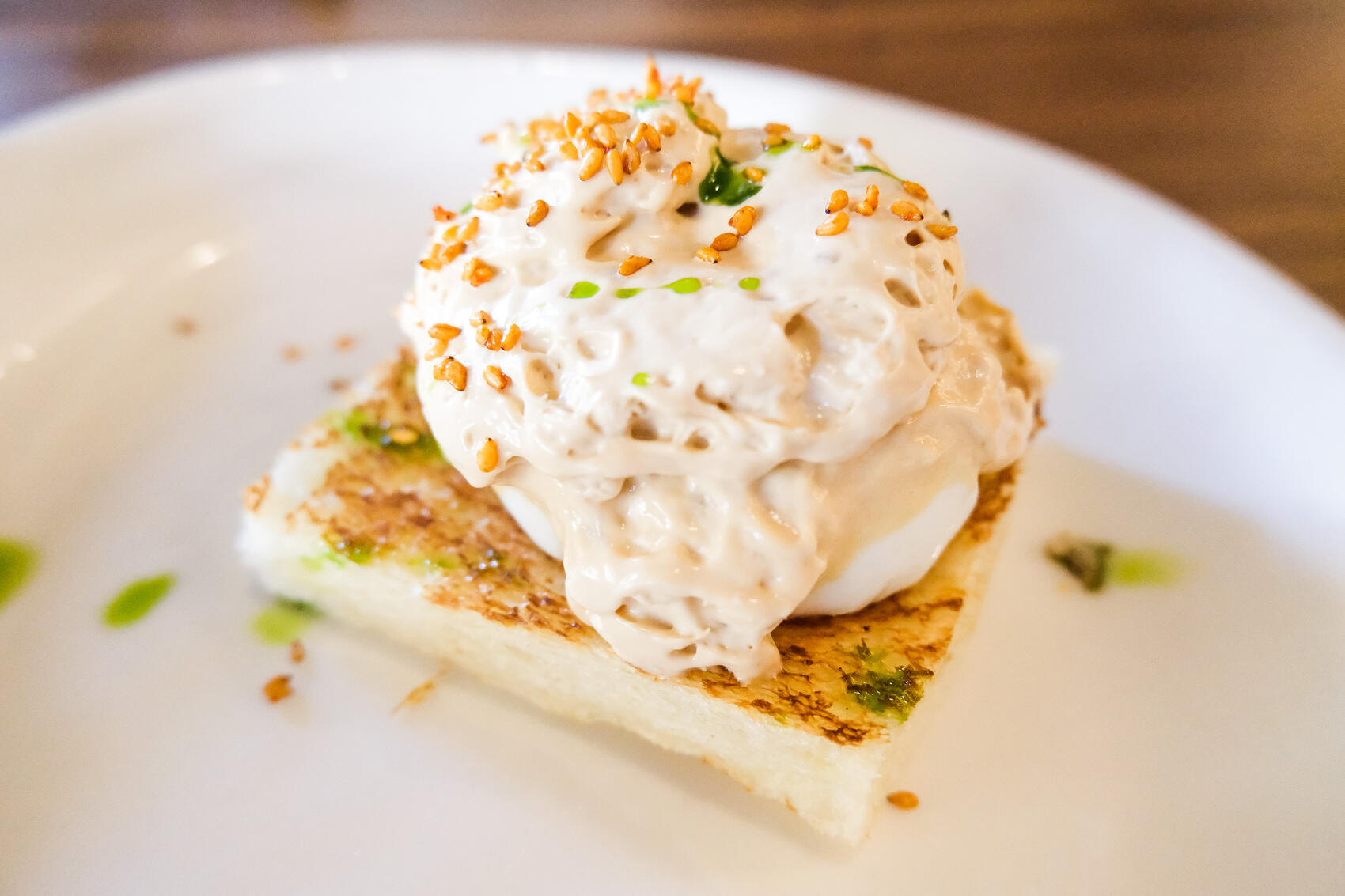 Пашот с муссом унаги на бриоши в Ovo Izakaya. Фото: Саша Зубковский / It's My City