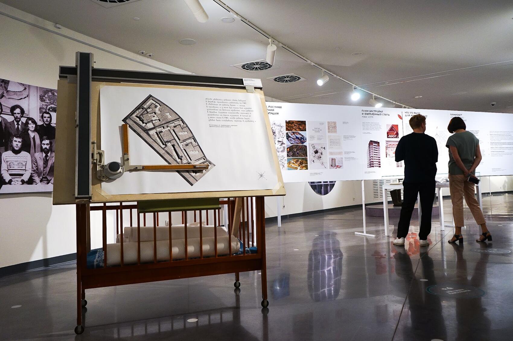 Чертежный прибор кульман, прикрепленный к детской кроватке. Фото: Арина Томашова / It's My City