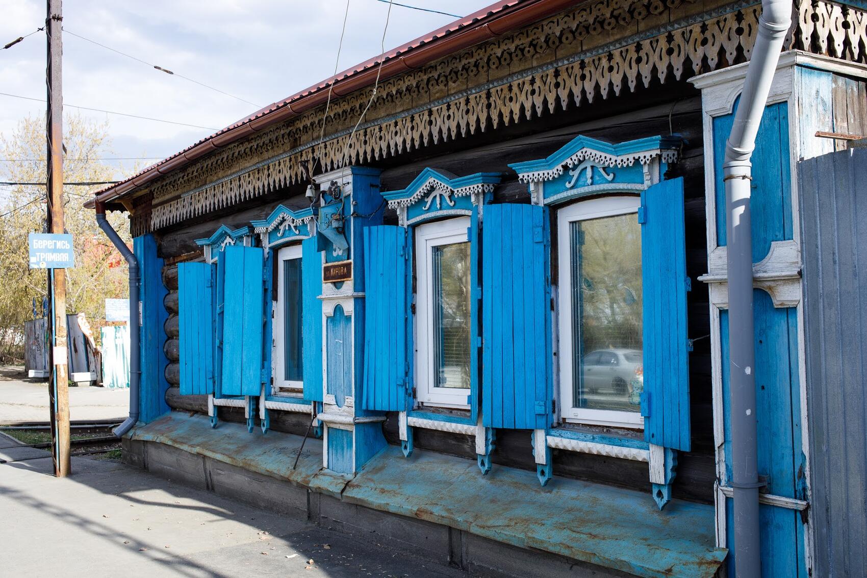 Фасад дома с улицы Кирова и вид на развилку трамвайных путей. Фото: Марина Молдавская / It's My City