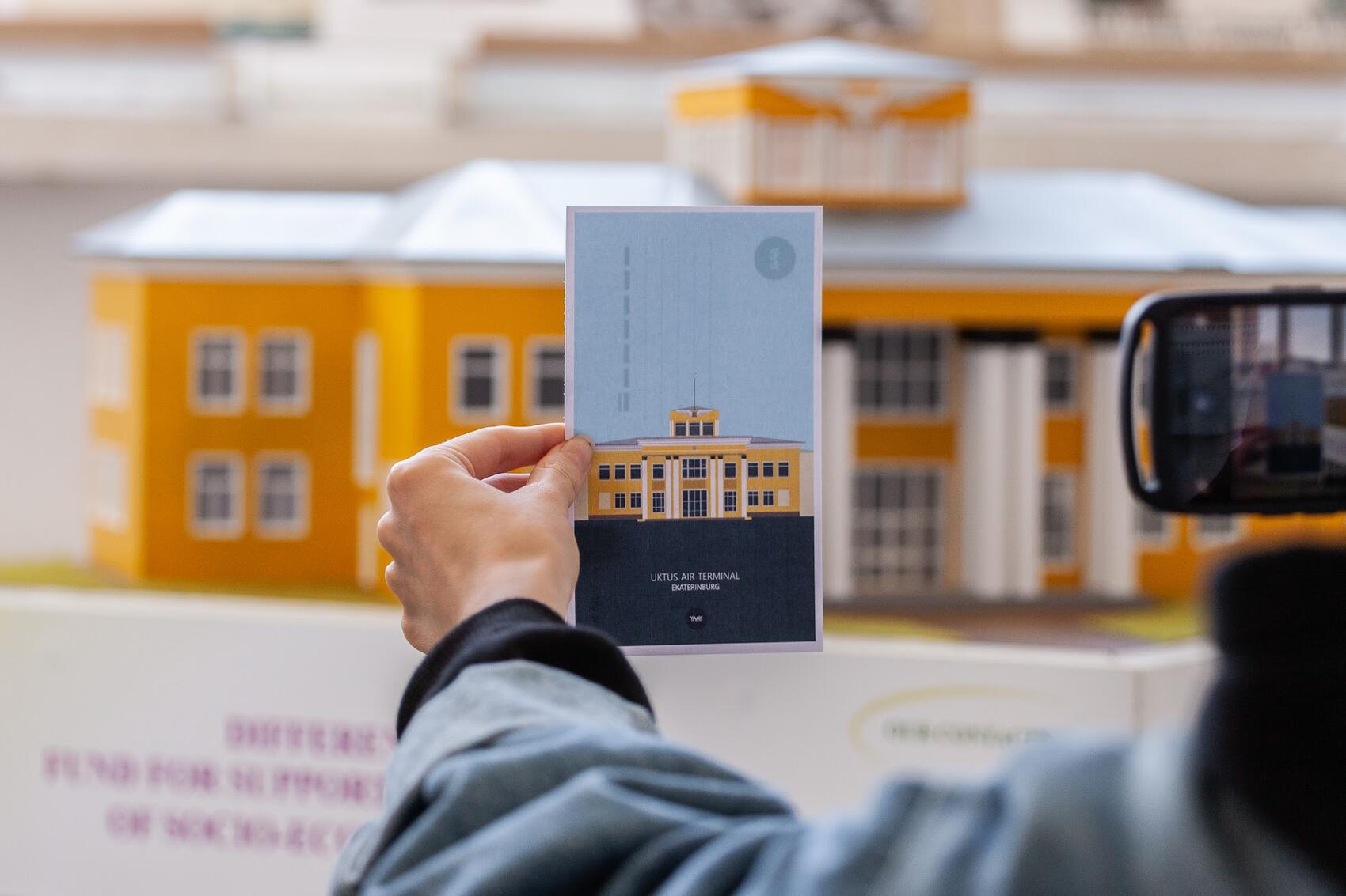 На выставке можно приобрести открытки с изображением здания аэровокзала. Цена — 50 рублей за штуку. Фото: Игорь Брук / It's My City