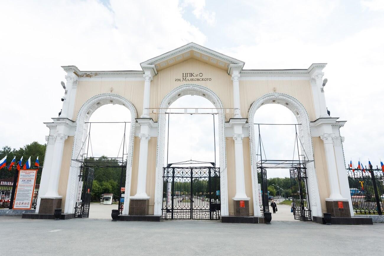 С входной группы парка сняли баннеры и афиши. Фото: Марина Молдавская / It's My City