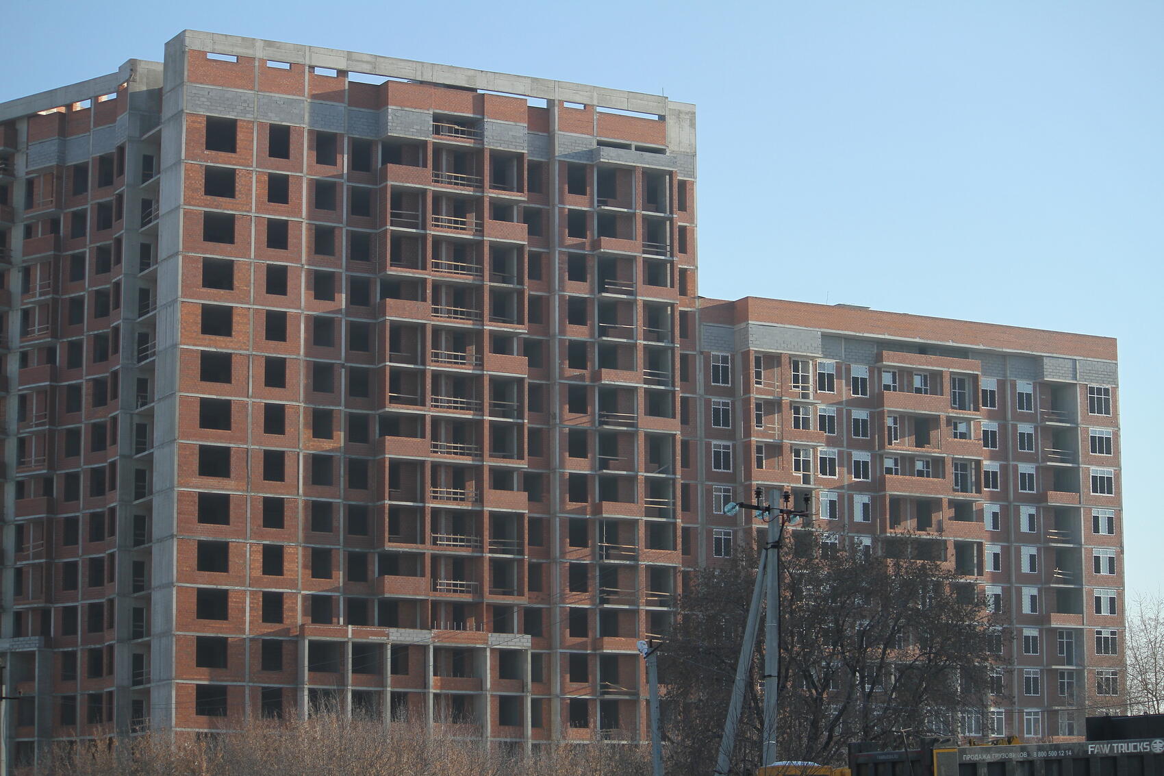 Строительная компания «Эфес» строит на берегу Исети вторую очередь ЖК «Исетский». На данный момент дом выглядит так. Фото: Мария Рубинина / It's My City