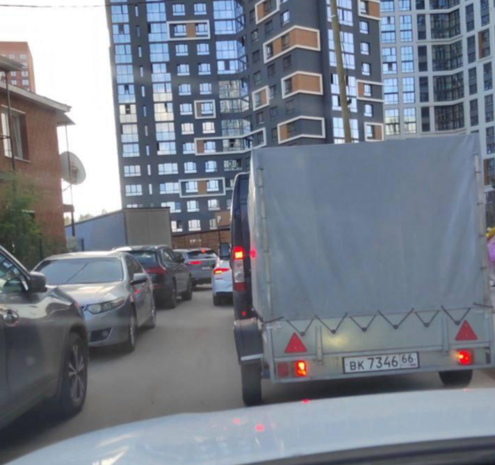 Пробка на въезде в ЖК. Фото: телеграм-канал 