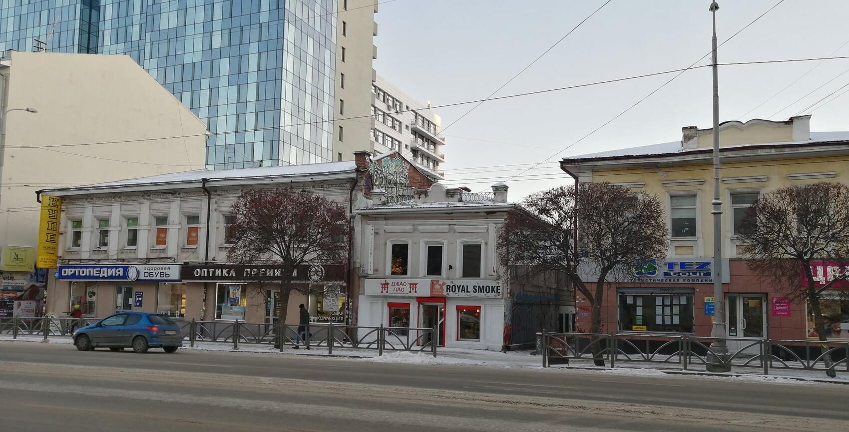 Флигель (белое здание с ограждением на крыше) за неделю до сноса. Фото: Алексей Кофман / «Мирные Жители»